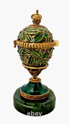 U24098 Vintage Sterling Silver Green Guilloche Enamel Easter Egg with Pe G2U