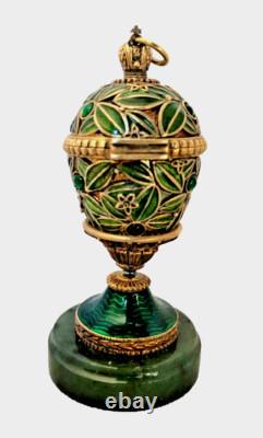 U24098 Vintage Sterling Silver Green Guilloche Enamel Easter Egg with Pe G2U