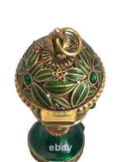 U24098 Vintage Sterling Silver Green Guilloche Enamel Easter Egg with Pe G2U