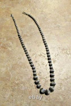 17 SPLENDIDE ! Collier en perles flûtées en argent sterling Navajo vintage gradué