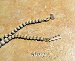 17 SPLENDIDE ! Collier en perles flûtées en argent sterling Navajo vintage gradué