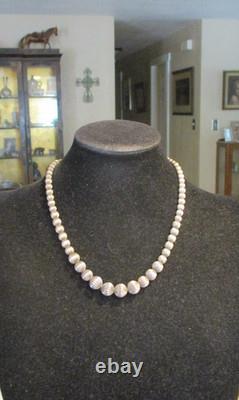 17 SPLENDIDE ! Collier en perles flûtées en argent sterling Navajo vintage gradué 17 SPLENDIDE ! Collier en perles flûtées en argent sterling Navajo vintage gradué