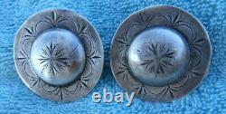 2 Vintage Entiers Sterling Silver 1-5 / 8 Po. Gravé Domed Boucle Retour Conchos