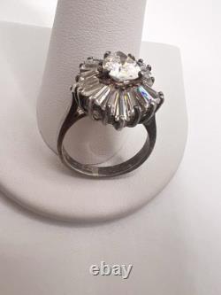 Bague de cocktail ou de fiançailles en argent sterling des années 1950 avec des CZ taille baguette vintage