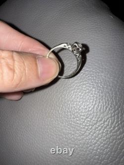 Bague vintage avec diamants blancs sertis dans un anneau en argent sterling taille 6 1/2