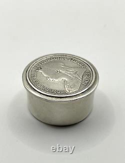 Boîte à pilules en argent sterling poinçonnée vintage avec monture d'une shilling de 1897, Londres