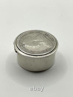 Boîte à pilules en argent sterling poinçonnée vintage avec monture d'une shilling de 1897, Londres