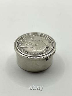 Boîte à pilules en argent sterling poinçonnée vintage avec monture d'une shilling de 1897, Londres