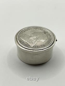 Boîte à pilules en argent sterling poinçonnée vintage avec monture d'une shilling de 1897, Londres