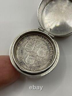 Boîte à pilules en argent sterling poinçonnée vintage avec monture d'une shilling de 1897, Londres