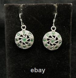 Boucles d'oreilles en argent sterling vintage faites à la main avec une pierre d'émeraude magnifique