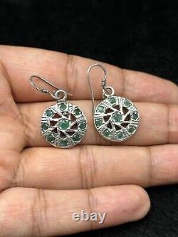 Boucles d'oreilles en argent sterling vintage faites à la main avec une pierre d'émeraude magnifique