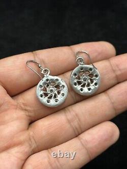 Boucles d'oreilles en argent sterling vintage faites à la main avec une pierre d'émeraude magnifique