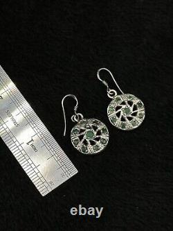 Boucles d'oreilles en argent sterling vintage faites à la main avec une pierre d'émeraude magnifique