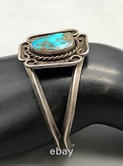 Bracelet en argent sterling millésimé avec une grande pierre turquoise.