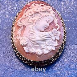 Broche pendentif ornement camée fait main sculpté femme nymphe parmi les fleurs