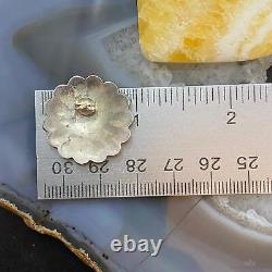 V. Unkestine Boucles d'oreilles clous en argent sterling vintage Zuni avec incrustation de plusieurs pierres en forme de visage de soleil.